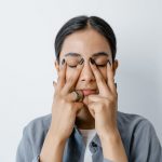 Domowe sposoby na zmęczone oczy – co naprawdę działa?