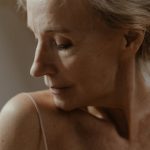 Dlaczego z wiekiem zmienia się wyraz twarzy? O naturalnych procesach starzenia skóry